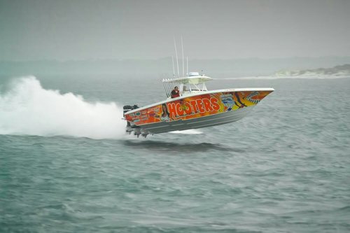 HootersBoat1.jpg