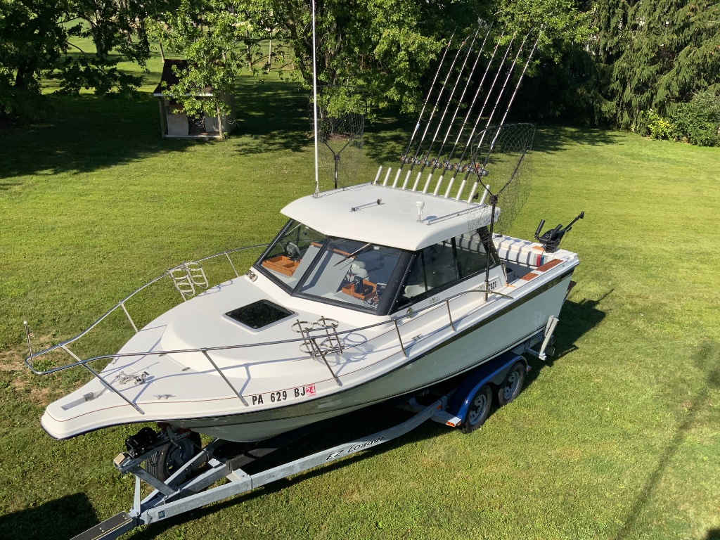 PENN YAN 225 OUTRAGE IN EXCELLENT CONDITION WITH A NEW MERCRUISER LX4.3
